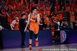 张镇麟专访：想建立上海王朝 辽沪球迷都一样都是拼了命想保护我配图