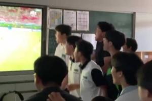 韩国高中生上课看世界杯直播，韩国队打进第二球后教室瞬间沸腾！配图
