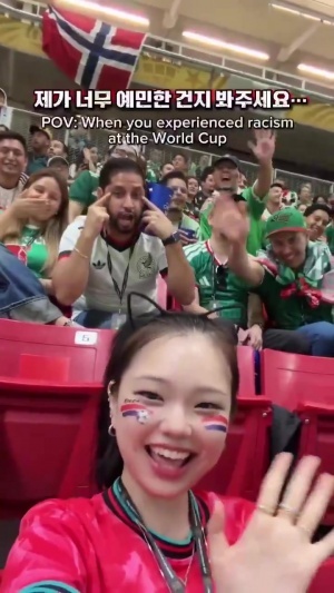 不太友善！韩国球迷博主看台自拍，身后墨西哥球迷做出拉眼角动作配图