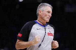 手握冠军点！福斯特近10次担任尼克斯比赛主裁时 后者10胜0负不败配图