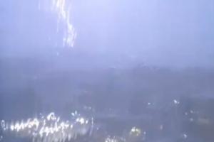 太阳报：英格兰训练地遭遇极端雷暴天气，全队被警告进室内避难配图
