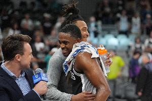 名记气疯了：福克斯的合同是NBA历史上最垃圾的合同！没有之一！配图