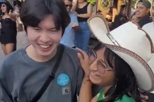太热情辣！墨西哥女球迷热情献吻韩国小伙，围观众人一起起哄配图