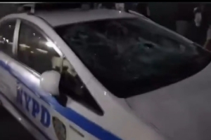 胆子真大！纽约警察在街头驱散极端球迷 警车前挡风玻璃已被破坏配图