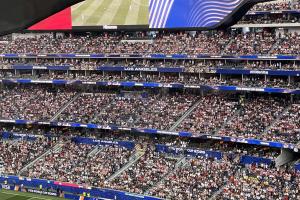TA：FIFA公布的世界杯上座率很高，但实际比赛中出现大量空座配图