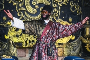 绿军小编也懂中文？球队社媒晒照：龙布朗 aka Dragon Brown⁣配图