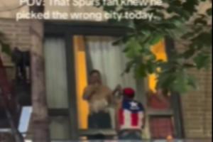 一刺蜜躲在酒店房间自以为安全了 被尼克斯球迷爬窗“问候”🤣配图