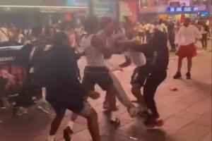太乱了…纽约街头庆祝时发生枪击事件 1人中弹 3名嫌疑人被拘配图