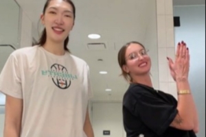 心情不错噢！韩旭晒与队友合拍的舞蹈视频：舞一曲配图