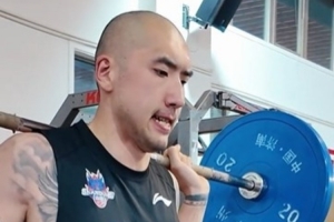 陶汉林光头抢镜！山东男篮晒训练视频：汗水哗哗流 对抗不用愁配图