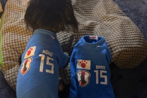 镰田大地绝平后双手指天庆祝，是纪念去世的爱犬配图