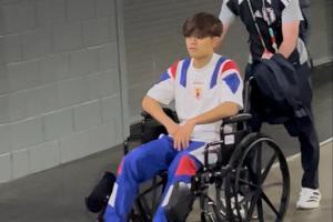久保建英与邓弗里斯相撞后伤退，赛后被拍到坐轮椅离开配图