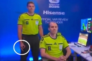 电讯报：世界杯VAR裁判做出疑似种族主义手势，FIFA已展开调查配图