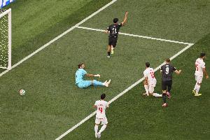 新西兰1-0领先伊朗！伊利亚·贾斯特抽射破门，伍德胸部做球助攻配图