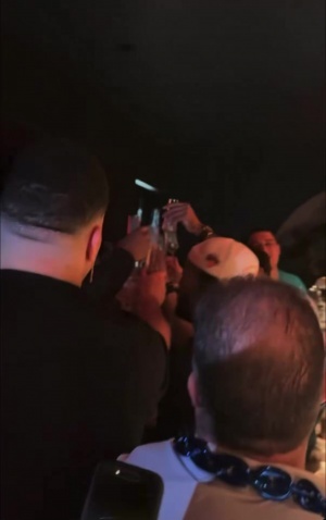 说到大家心坎里了！布伦森举杯敬酒高呼：法克文班！众人齐声附和配图