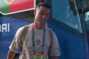 正式开启第6届世界杯之旅！C罗赛前抵达体育场，下车时面带笑容配图