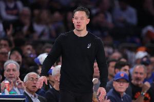 贝弗利：福克斯打得太烂本该打替补 这就是普通教练和名帅的差别配图