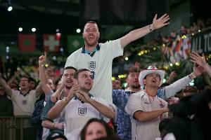 独立报：为了体验家乡玩不到的玩意，英格兰球迷涌入达拉斯射击场配图