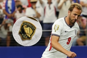 曾获2018年世界杯金靴！凯恩也佩戴了FIFA官方的定制臂章配图