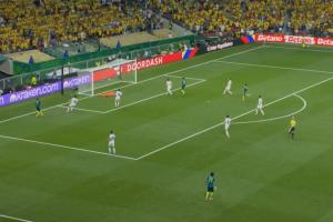 差一点！阿里亚斯直塞禁区，路易斯·迪亚斯扫射击中立柱！配图