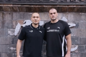 成都衡昌龙马争霸赛期间 赛依丁&尼古拉打卡城市文化名片宽窄巷子配图