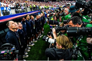 图赫尔抱怨FIFA：唱国歌时身前50个摄影师怼脸，这破坏了我的体验配图