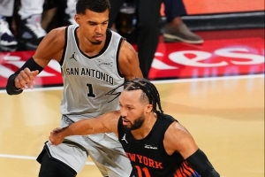 A·史密斯：布伦森夺冠拯救NBA 否则各队都会想囤长人以防住文班配图