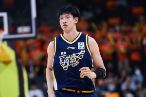 NBA的三分线！黄明依晒在洛杉矶的特训视频 一分钟内连进18记三分配图