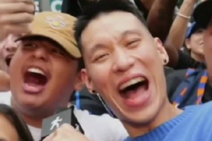 书豪客串街头记者感受疯狂的纽约球迷！球迷狂喊：布伦森是我爸爸配图