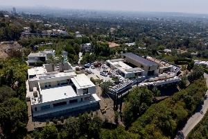 6年前3700万买地皮~最新照片曝光：詹姆斯洛杉矶豪宅进行收尾工作配图