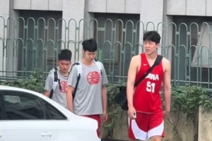 网友拍摄今日份中国男篮路透 杨瀚森身着51号训练服精气神十足配图