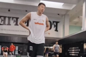 王少杰直播时身穿宏远训练服进行训练 称暂不回广东未来去向未定配图