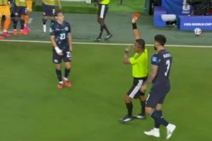 FIFA确认阿尔米隆红牌原因：阿尔米隆与另一球员交谈时捂嘴被罚下配图