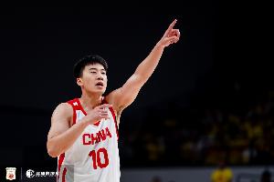 得分全队最高！王俊杰上半场8投3中&三分3中1 得到7分4板2助1断配图