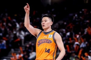 开场就进！李弘权半场11分钟2中1拿3分 2次犯规配图