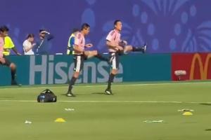 即将主哨世界杯！厄瓜多尔vs库拉索开场前，马宁在球场进行热身配图
