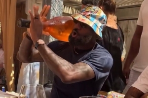 真会玩！詹姆斯在聚餐中扛着大酒瓶 假装对乐福发射“榴弹”配图