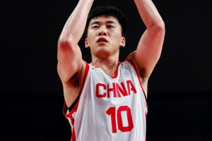真的是高级货！苏群：王俊杰一回来 中国男篮立刻不一样了配图