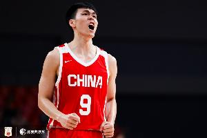 替补打得不错！庞峥麟半场3中1拿下5分3板 打成精彩追尾2+1配图