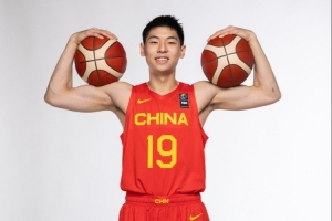 媒体人：能回到巅峰水平的崔永熙 在攻防两端都是中国男篮所需的配图
