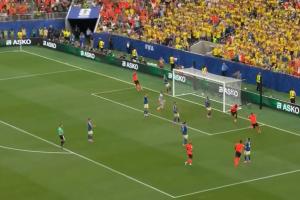 荷兰2-0领先瑞典！布罗比门前铲射破门达成双响，邓弗里斯助攻配图