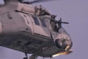 突尼斯vs日本赛前 墨西哥空军直升机在体育场上空盘旋 有持枪士兵配图