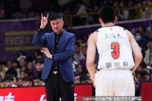 解说：听说杜锋有太多社会职务&对权力欲望强 经常不能完整带训练配图