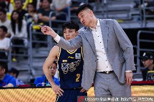 解说：杜锋习惯了过去非常严格的交流方式 今年外援限制本土球员配图