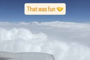 玩得很开心！德拉维多瓦晒回程航班舷窗照：真是一次有趣的旅程！配图