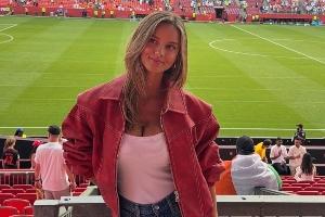 最美风景线！胡梅尔斯女友现场观战德国比赛，颜值高、身材傲人配图
