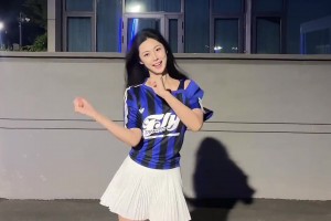 😍卓识，这样下去你会成为全国最高的足球宝贝儿！